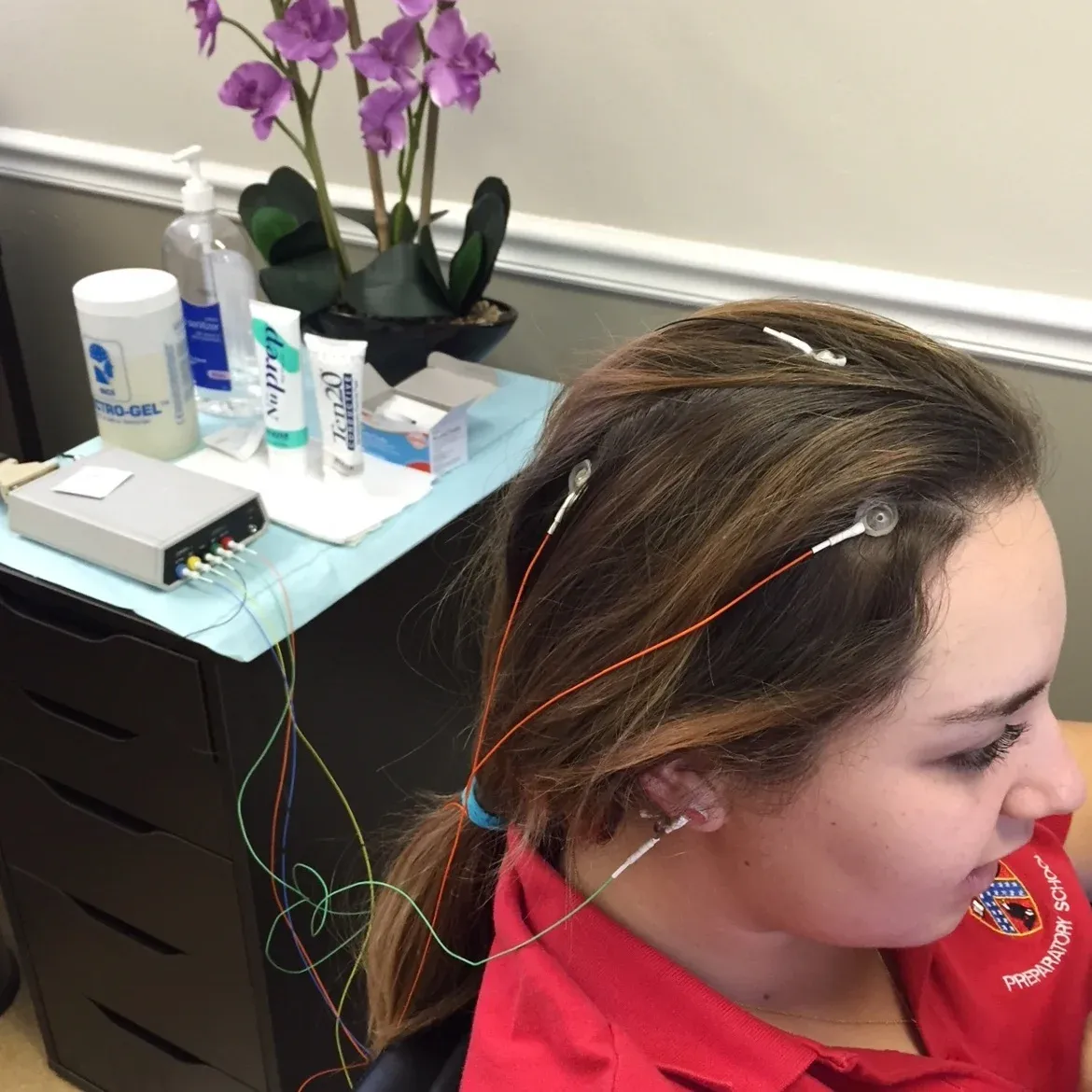 A student with neurofeedback sensors placed on her scalp during a training session